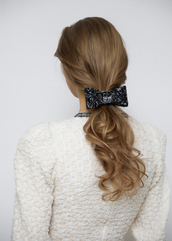 Бант-бабочка из черно-белой шерсти