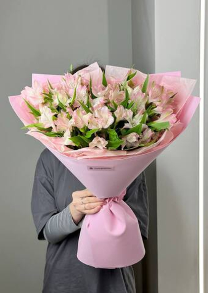 Букет из розовых альстромерий