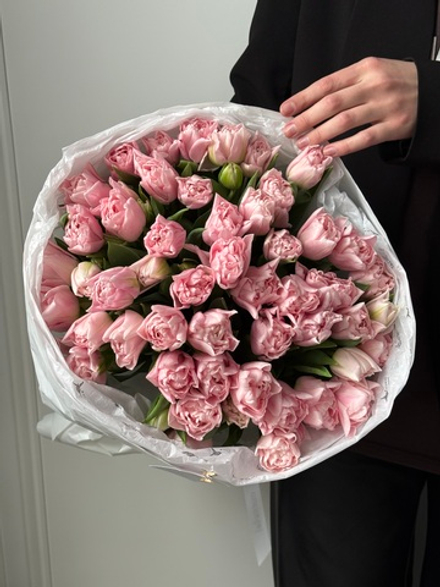 Букет из 51 нежно-розового пионовидного тюльпана доступен к заказу с 3.03.2026