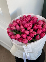 Букет из 51 ярко-розового тюльпана