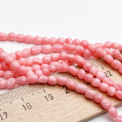 Коралл тонированный фриформ бусины, размер около 4-4,5 мм, цена за отрезок 19 см (1/2 нити)