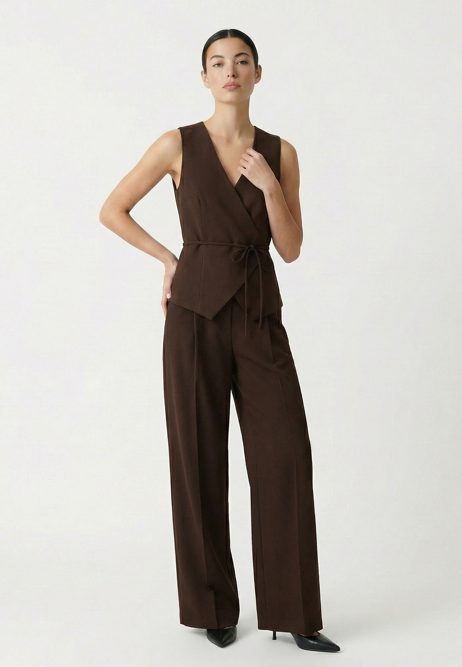 Жилет на запах из костюмной ткани