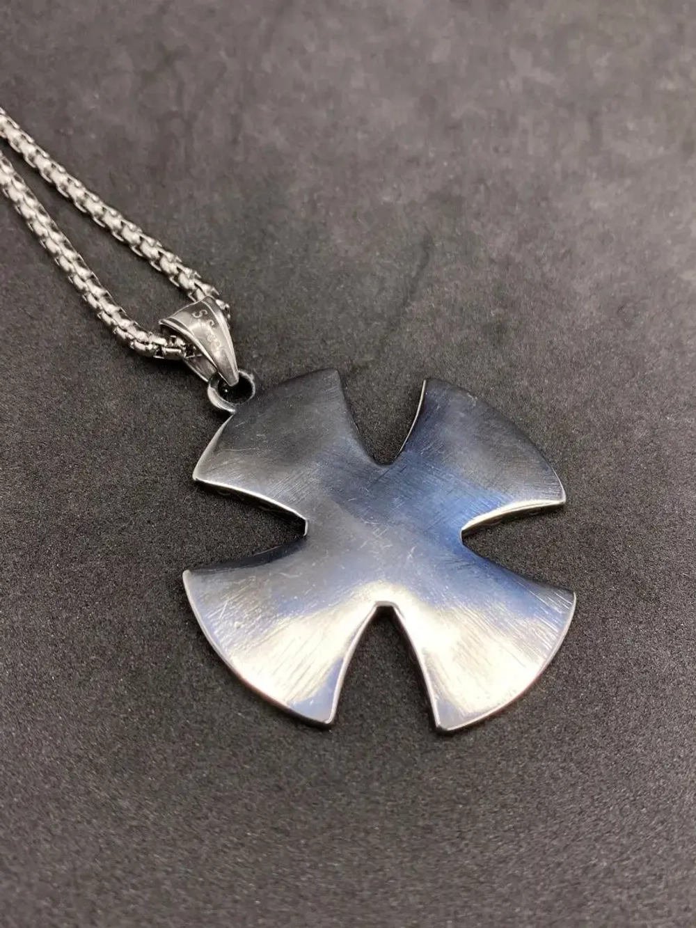 Цепочка с кельтским крестом и символами Вегвизир и Триглав