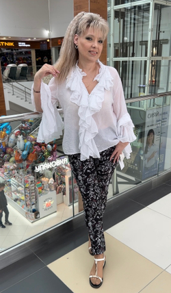 Белая рубашка-марлевка с красивой рюшей и жабо