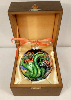 Шар новогодний с ручной росписью Палех "Бой с драконом" на чёрном фоне в футляре