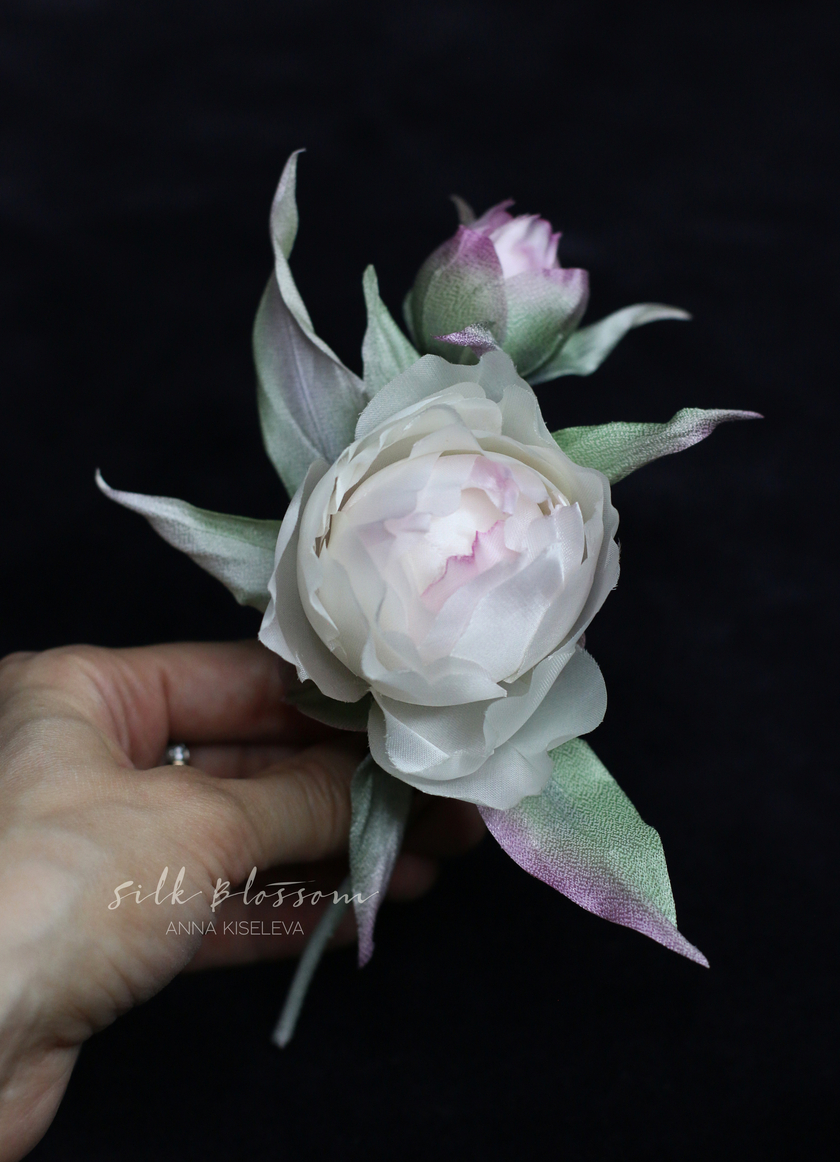 Брошь Бутонный пион из шелка