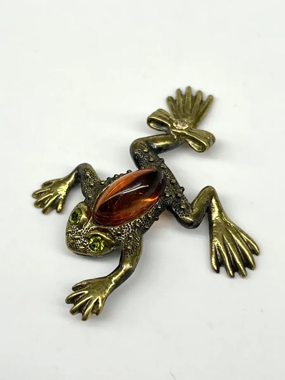 Бронзовая статуэтка на янтаре