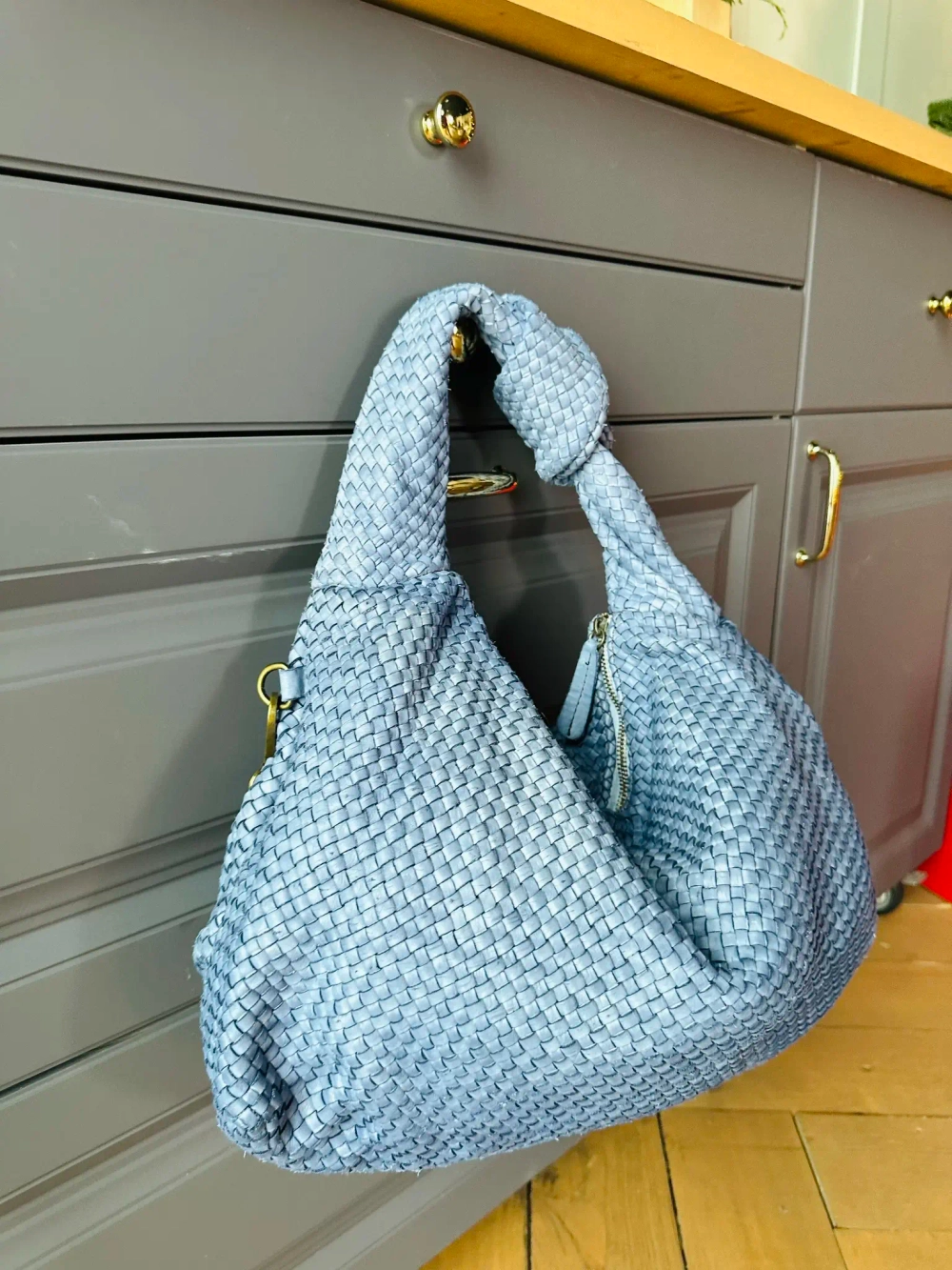 Женская большая плетеная сумка хобо из натуральной винтажной кожи голубого цвета