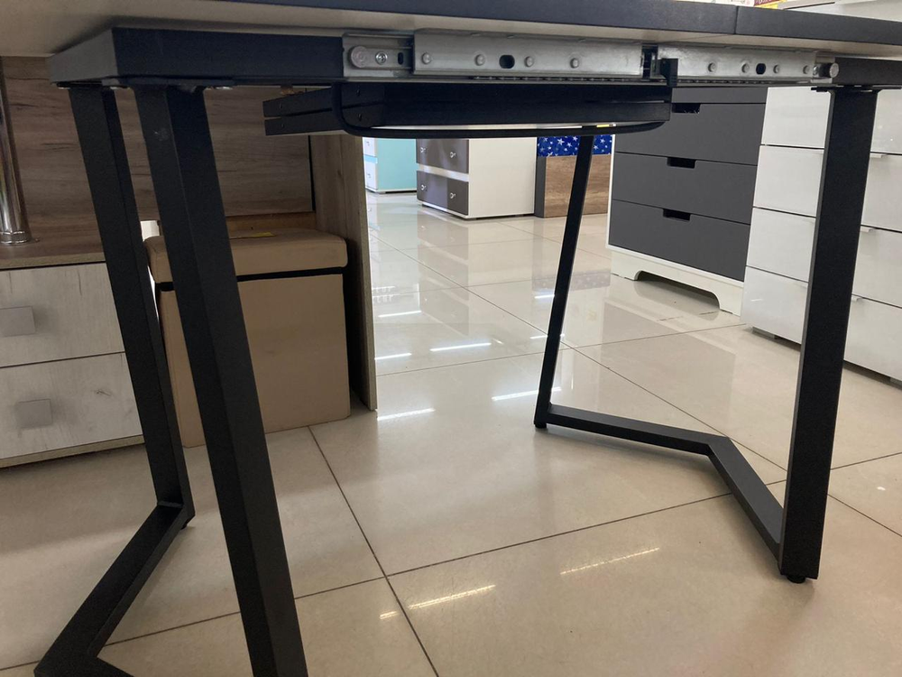 Стол разд пластик Миллер бабочка К-т ног №5 черный Царг.пояс 930 черный Ст-ца дуб кера (черн)