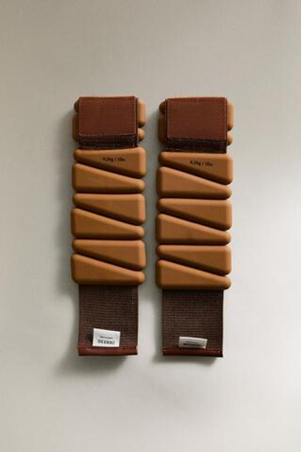 ZARA HOME НАБОР СПОРТИВНЫХ БРАСЛЕТОВ И НАПУЛЬСНИКОВ С УТЯЖЕЛИТЕЛЯМИ (2 ШТ.), КОРИЧНЕВЫЙ