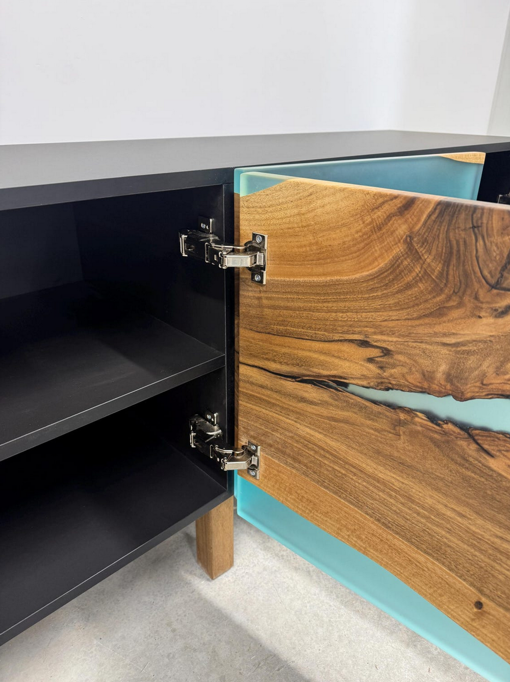 Сервант из ореха с бирюзовой смолой