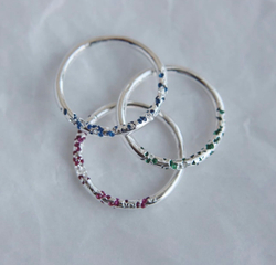 кольцо с вплавленными камнями