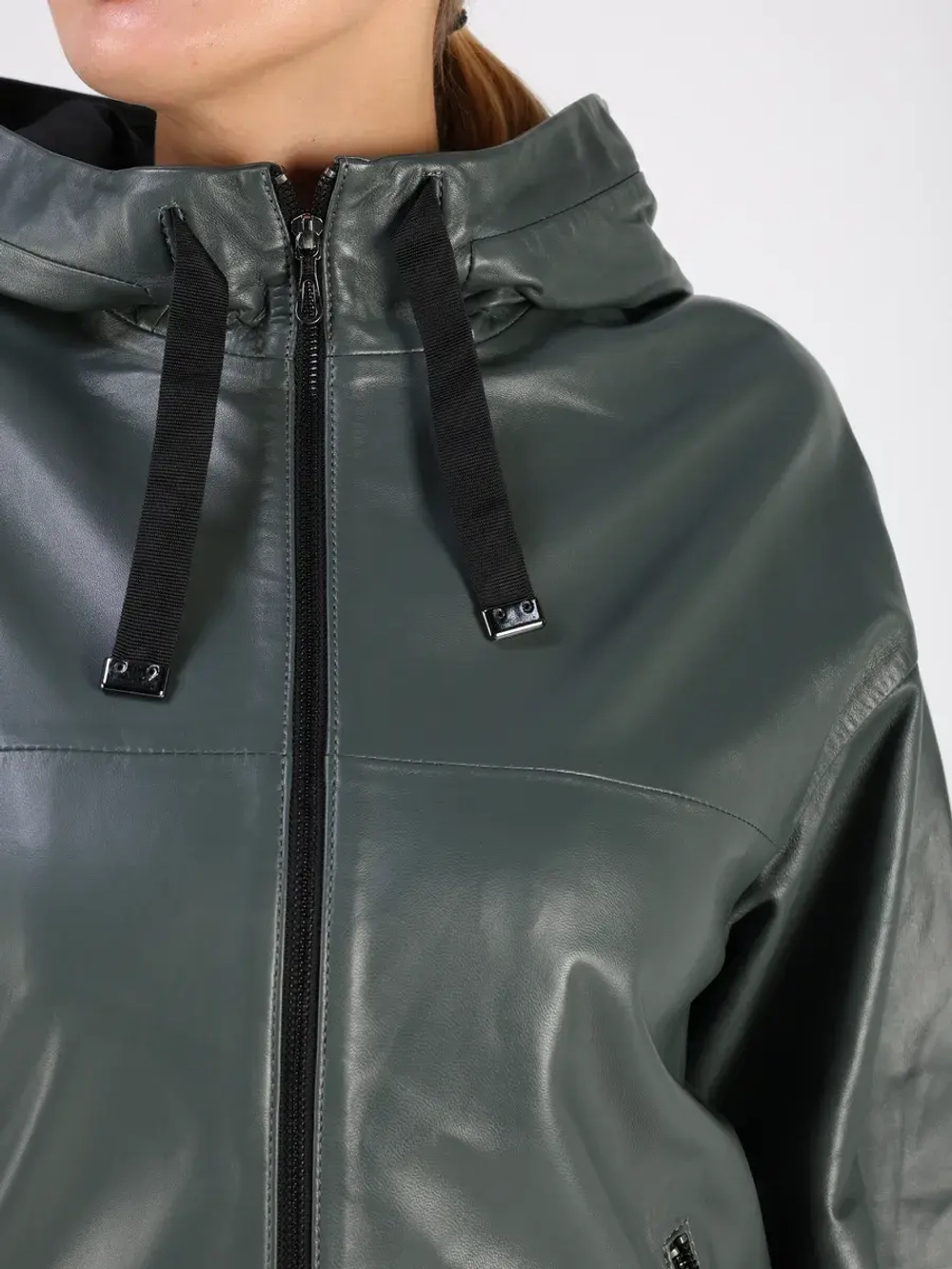 Кожаная куртка демисезонная с капюшоном короткая