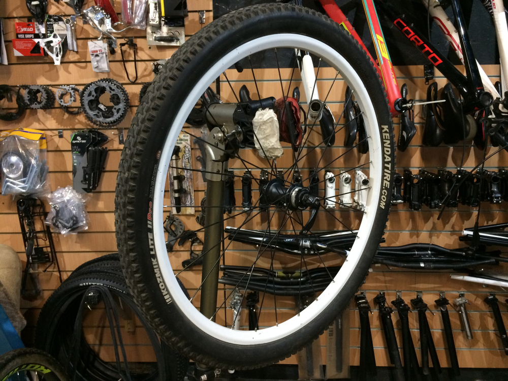 Колесо переднее 26 Alexrims / Shimano MT15 100×QR + покрышка Kenda Kozmik Lite II Pro 26×2,0