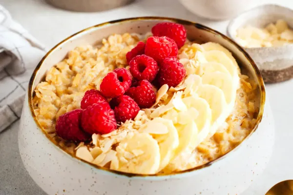 Овсяная каша на молоке с бананом и малиной