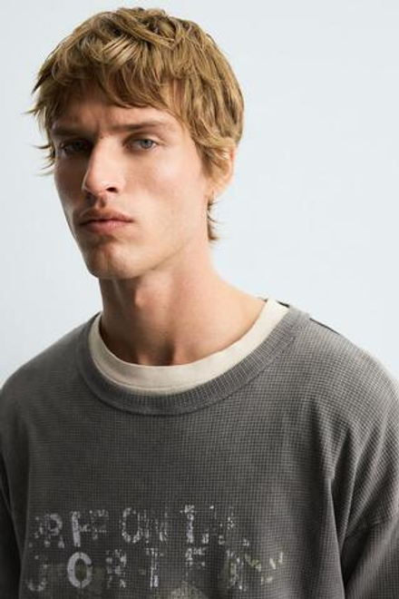 ZARA ФУТБОЛКА С ПРИНТОМ И ЭФФЕКТОМ ПОТЕРТОСТИ, ЛИНЯЛЫЙ ЗЕЛЕНЫЙ