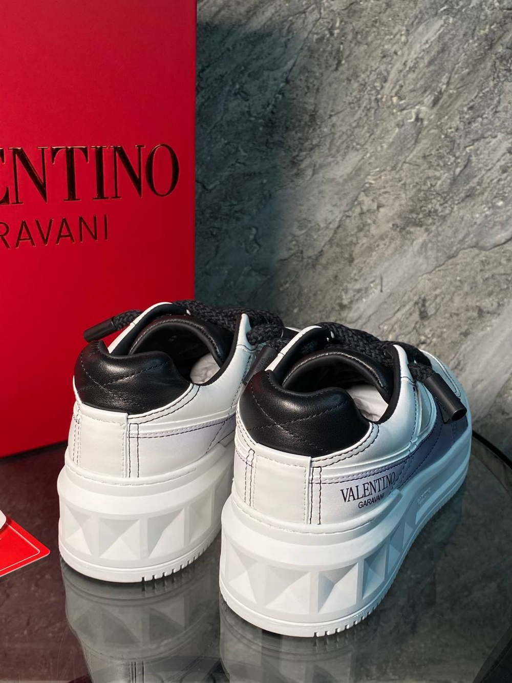 Кроссовки Valentino