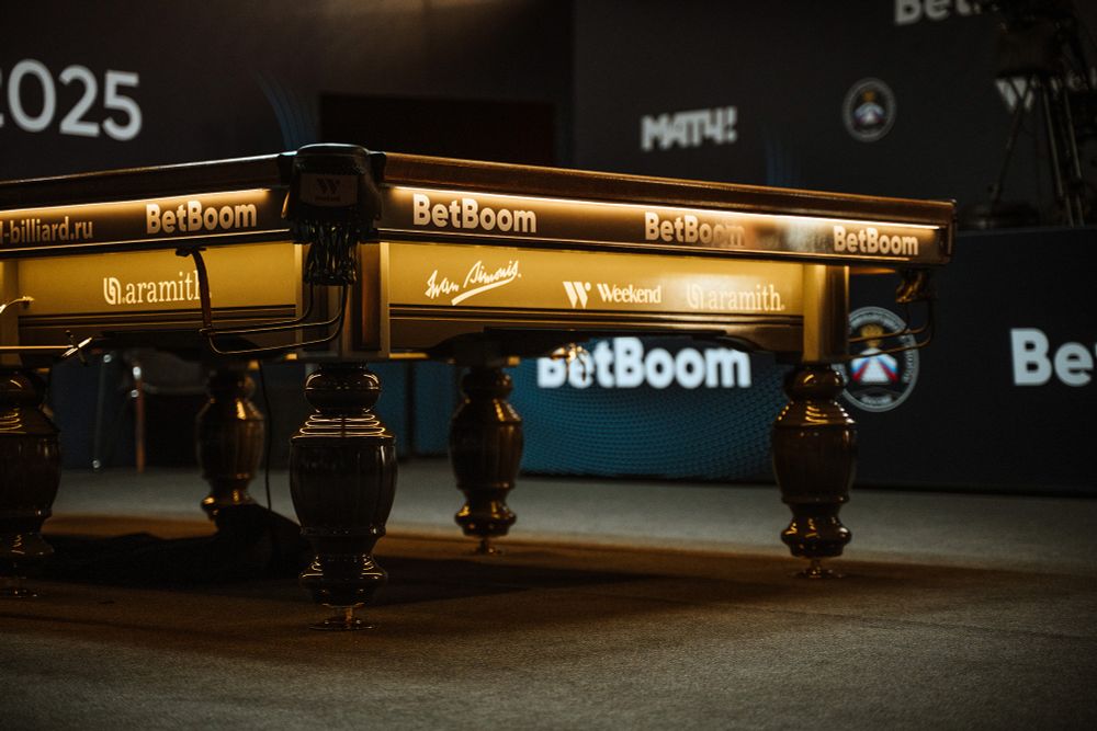 Бильярдный кий для русской пирамиды стол Weekend "Русский Гранд" (12 футов, 8 ног, 45мм камень) борта дуб, лузы премиум