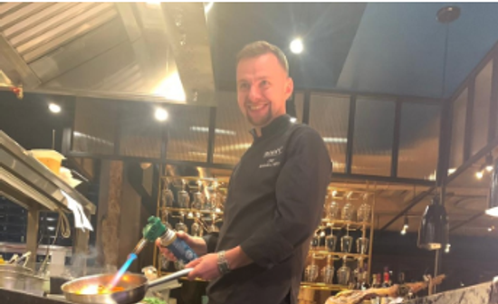 Шеф-повар ресторана «800 градусов контемпорари стейк» о Леон Сабо