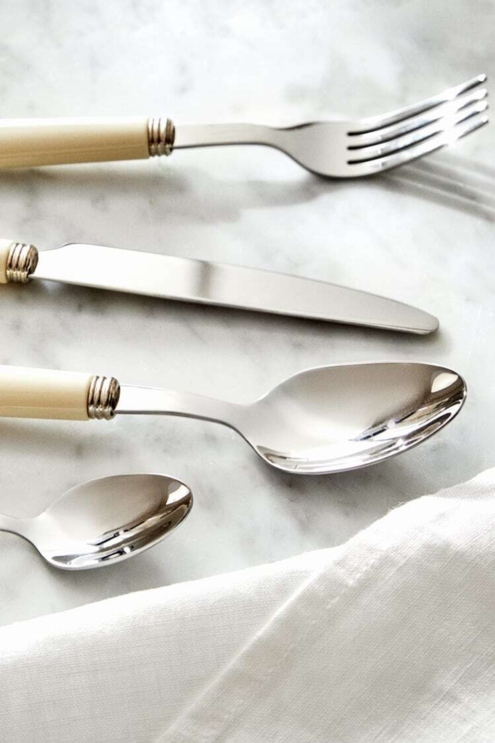 ZARA HOME НАБОР СТОЛОВЫХ ПРИБОРОВ (4 ШТУКИ), КРЕМОВЫЙ