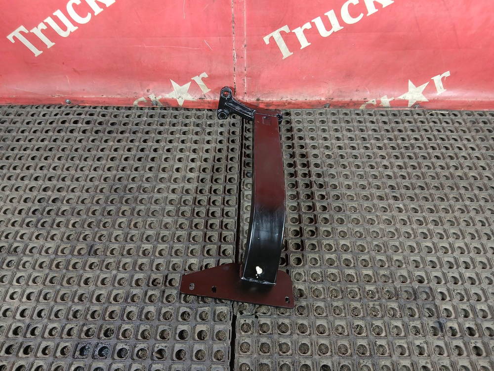 Кронштейн бампера левый