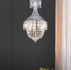 Изящная хрустальная люстра с утончённым сиянием.