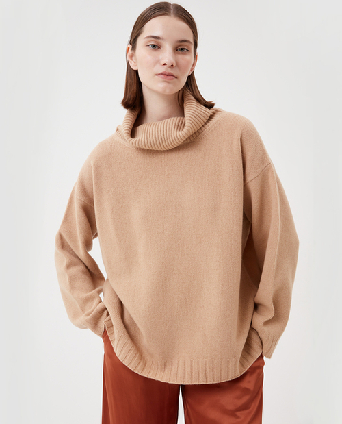 Объёмный свитер с разрезами