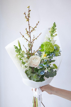 Весенний букет с ранункулюсом и цветущими ветками