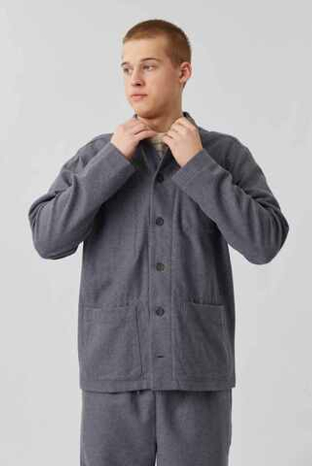 Верхняя мужская рубашка с карманами серого цвета