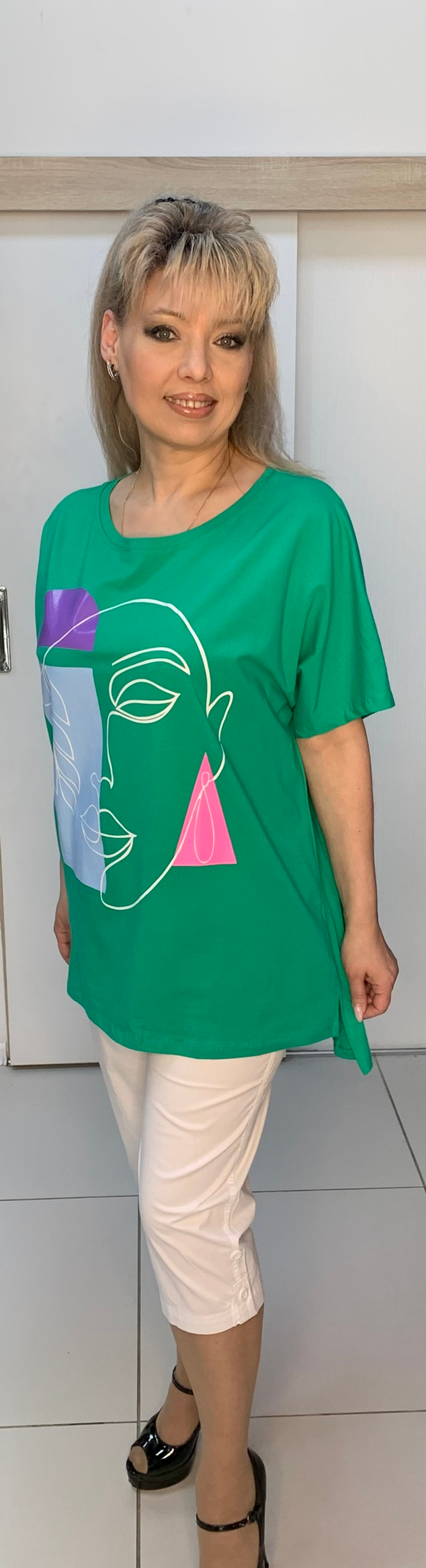 Светлая футболка-туника с оригинальным изображением