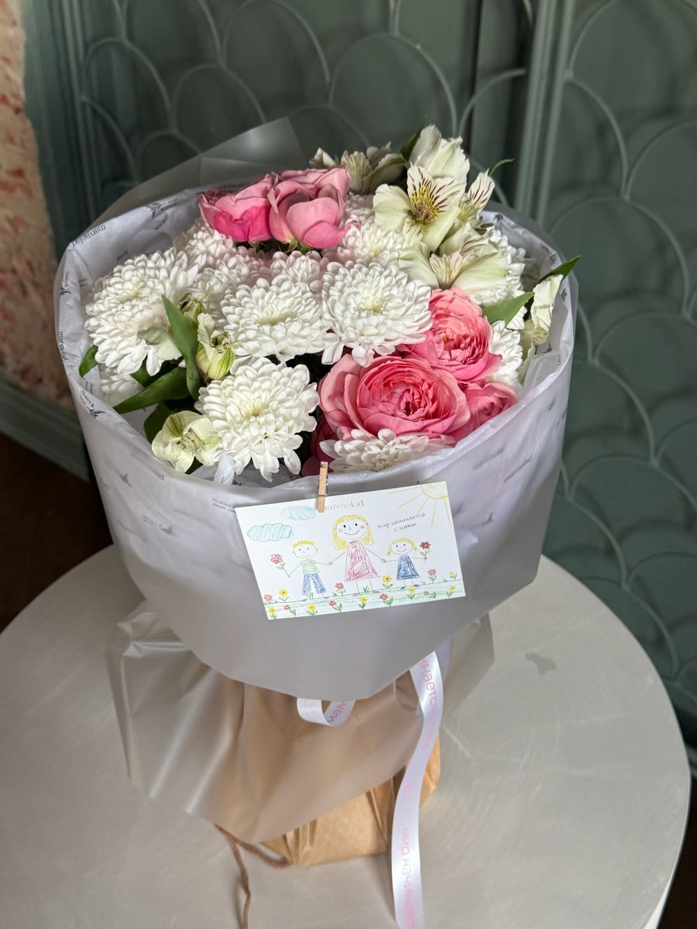 Букет из кустовой пионовидной розы, альстромерии и хризантемы