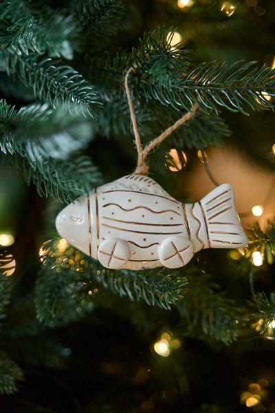 Фарфоровая елочная игрушка «Рыбка на колесах», 10 см, Россия