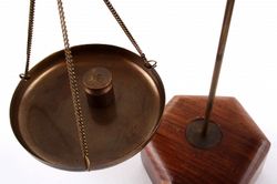 Весы с грузиками в деревянной коробке