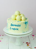 Торт мальчику на годик с белыми шоколадными шарами