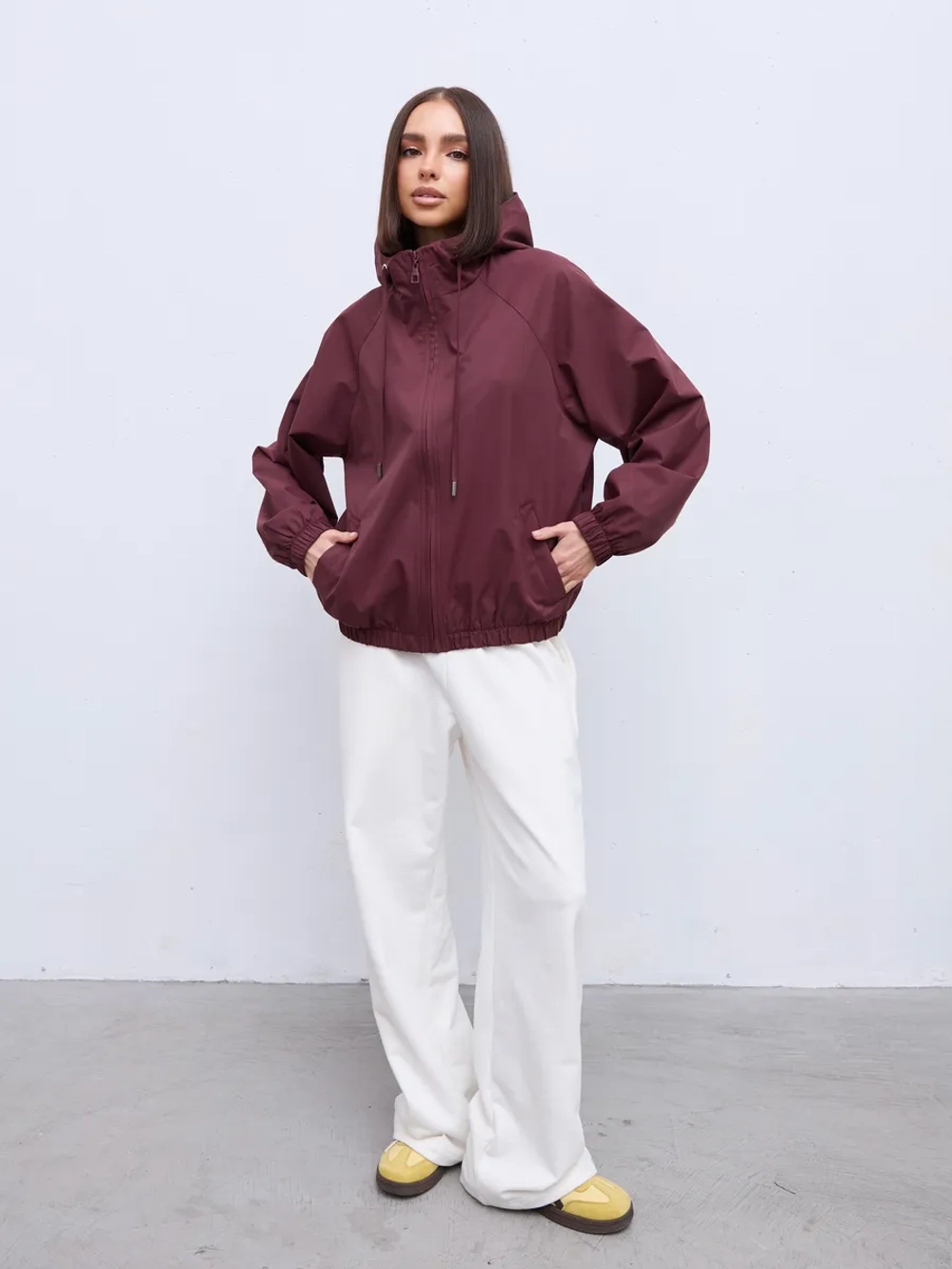 Ветровка с капюшоном