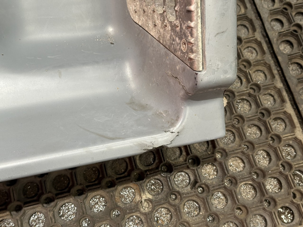 Корпус подножек левый