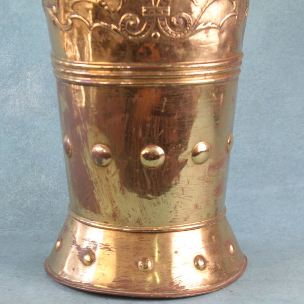 Зонтница с чеканкой