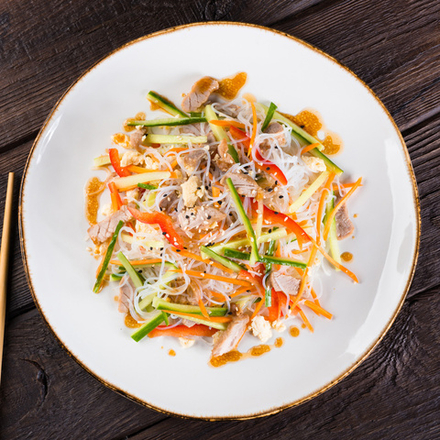 Салат фунчоза со свининой