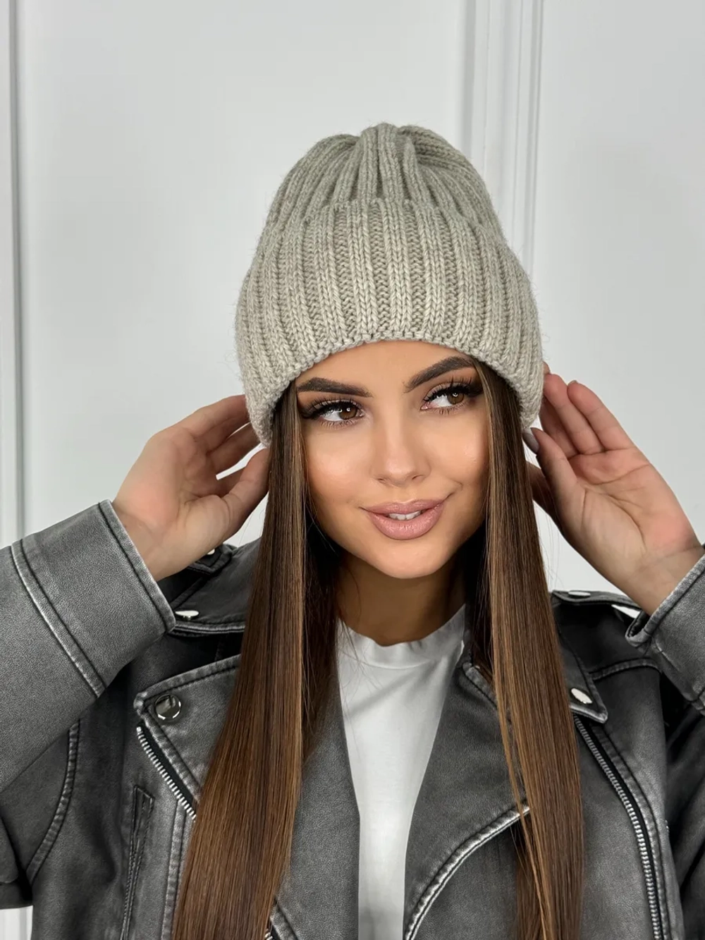 шапка вязаная теплая зимняя с отворотом стильная