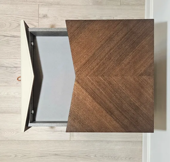 Тумбочка-столик Teorema, бежевая экокожа, шпон ореха