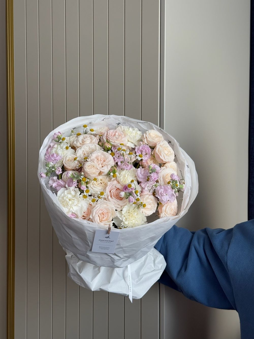 Букет из кустовых пионовидных роз, маттиолы, ромашки и диантусов