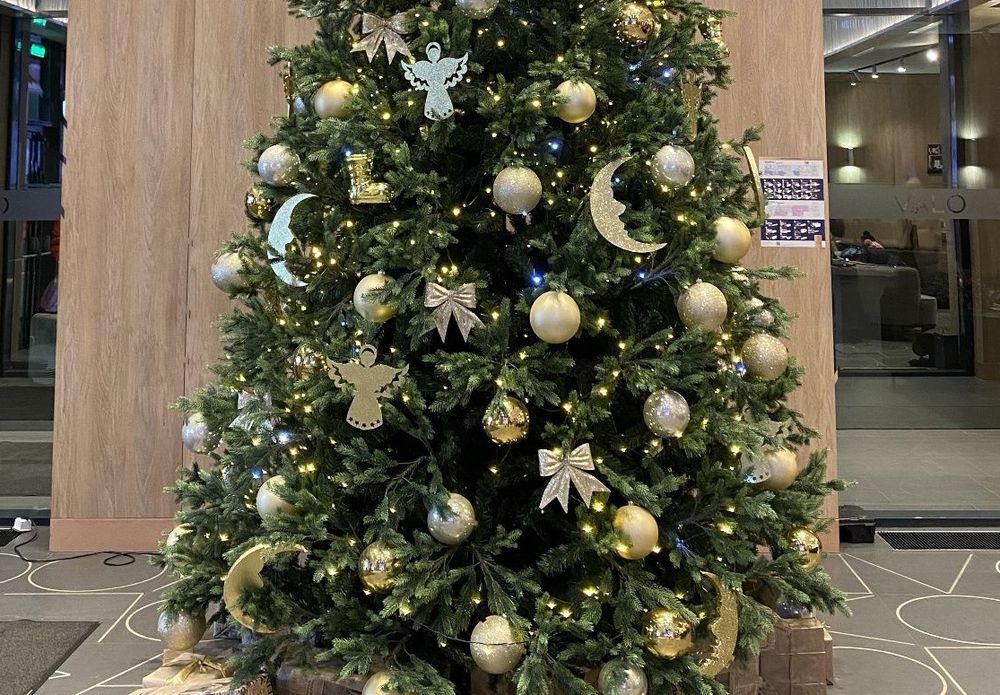 Большая елка с гирляндой «Сказочная светодинамическая» (литая+пвх) 4 м