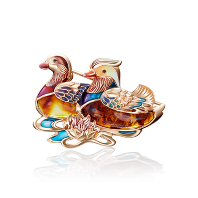 Брошь «Утки-мандаринки» из красного золота с янтарём и эмалью