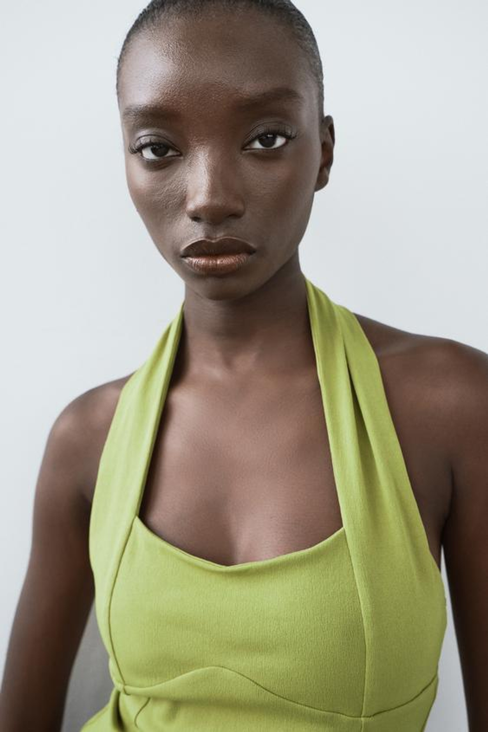 ZARA ЭЛАСТИЧНЫЙ ТОП С ГОРЛОВИНОЙ ХАЛТЕР И СБОРКОЙ, ФИСТАШКОВЫЙ