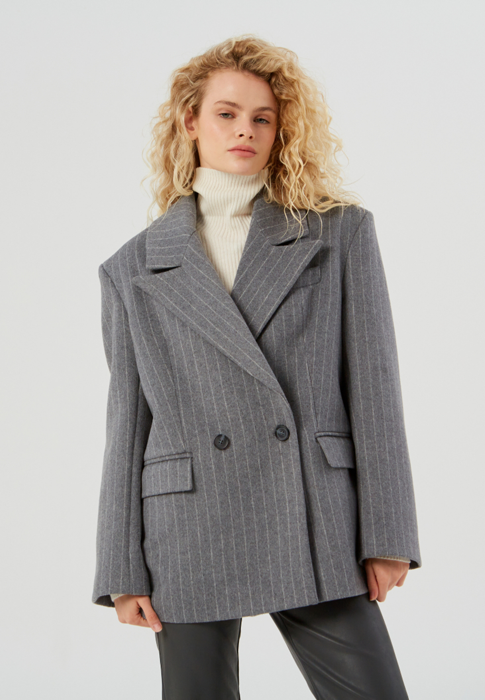 Пальто укороченное с широкой линией плеча серое