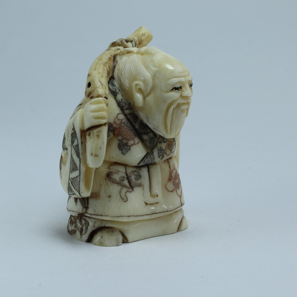 Эксклюзивная нэцкэ Монах с волшебным карпом через плечо