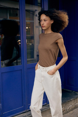 ZARA МИНИМАЛИСТИЧНАЯ ФУТБОЛКА С КОРОТКИМИ РУКАВАМИ, СВЕТЛО-КОРИЧНЕВЫЙ