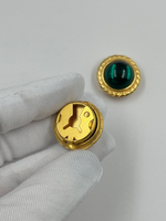 Накладка на пуговицу с зелёным кабошоном