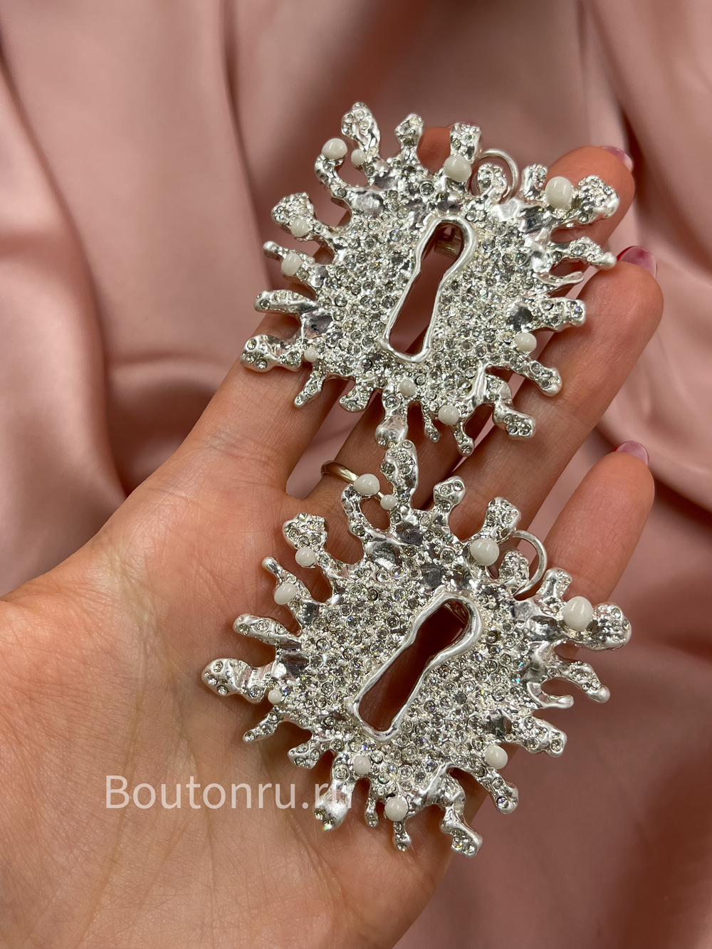 Серьги Скиапар. серебряные с замочной скважиной со стразами