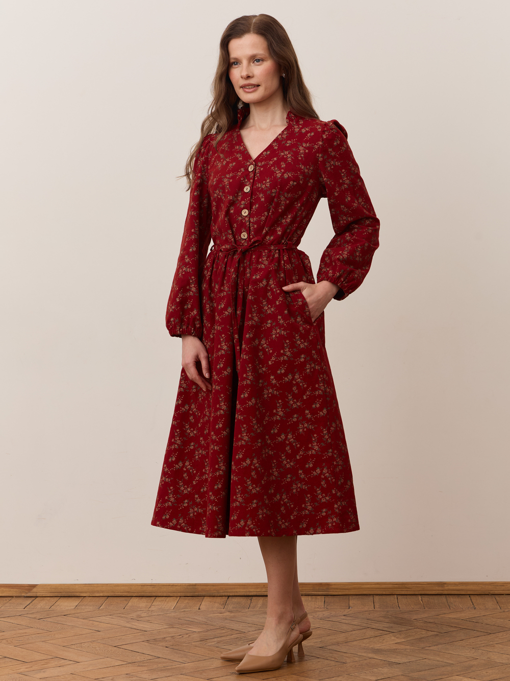 Платье с воротником стойкой